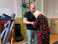 лікар Роман Литвинов та пані Лідія, яка відновлюється після інсульту