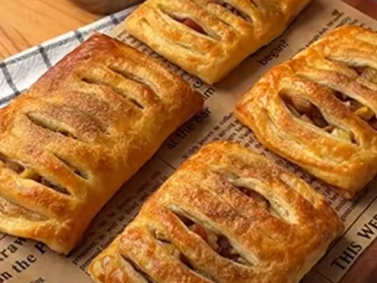 Швидкі слойки з яблуками та корицею