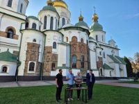Біля стін собору генеральній директорці заповідника Нелі Куковальській вручили сертифікат