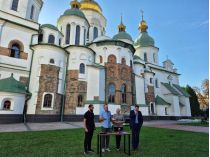 Біля стін собору генеральній директорці заповідника Нелі Куковальській вручили сертифікат