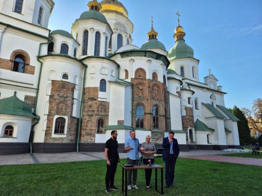 Біля стін собору генеральній директорці заповідника Нелі Куковальській вручили сертифікат