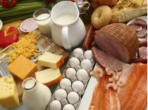 Продукти на столі 