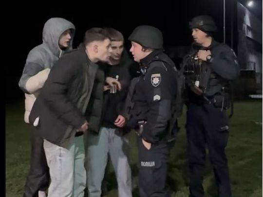 Напад на артистів та неналежна реакція поліції, фото скриншот відео
