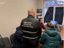 Зловмисники планували продати 25 дітей з України. Фото прокуратури