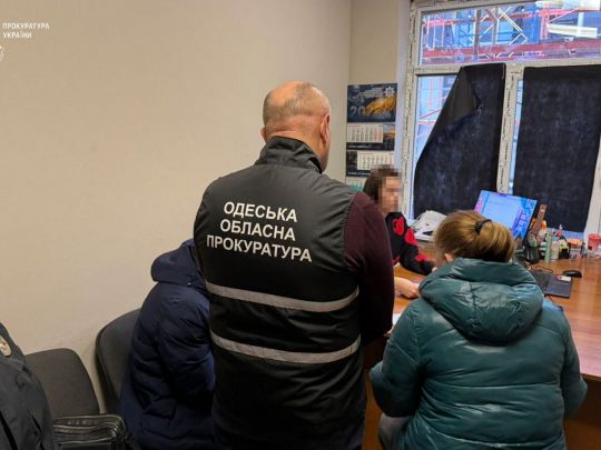 Зловмисники планували продати 25 дітей з України. Фото прокуратури