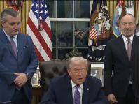 Трамп під час спілкування з журналістами, фото скриншот відео