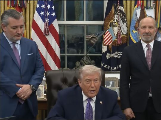 Трамп під час спілкування з журналістами, фото скриншот відео
