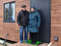 Родина Роговенків біля свого нового модульного будиночка