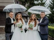 &laquo;Марина больше улыбалась, а&nbsp;Карина&nbsp;&mdash; более серьезная&raquo;: на&nbsp;Хмельнитчине в&nbsp;один день вышли замуж сестры-близнецы (фото)
