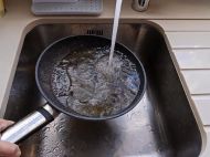 Будет сиять как новая: как очистить сковороду любого типа от&nbsp;нагара и&nbsp;жира