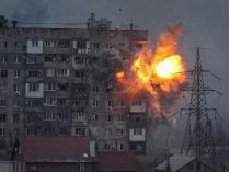 момент атаки дроном української багатоповерхівки