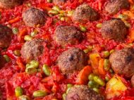 Сочно и&nbsp;ароматно: кюфта, запеченная с&nbsp;овощами в&nbsp;томатном соусе
