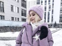 Дівчина в пуховику
