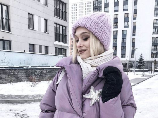 Дівчина в пуховику