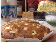 Соленый кефирный пирог с&nbsp;сыром и&nbsp;зеленью: с&nbsp;кефирным соусом вкусен даже холодным