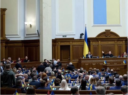 Для организации голосований участники посылали указания с номерами законопроектов, фото из открытых источников