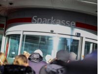 Невдоволені клієнти вимагають від банку відшкодування збитків. Фото з відкритих джерел.