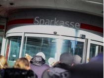 Невдоволені клієнти вимагають від банку відшкодування збитків. Фото з відкритих джерел.