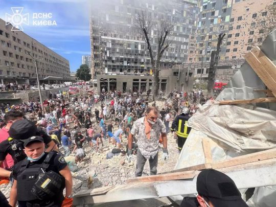 люди, які розбирають завали після російської ракетної атаки на «Охматдит» 