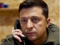 Владимир Зеленский говорит по телефону