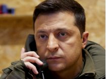 Володимир Зеленський говорить телефоном
