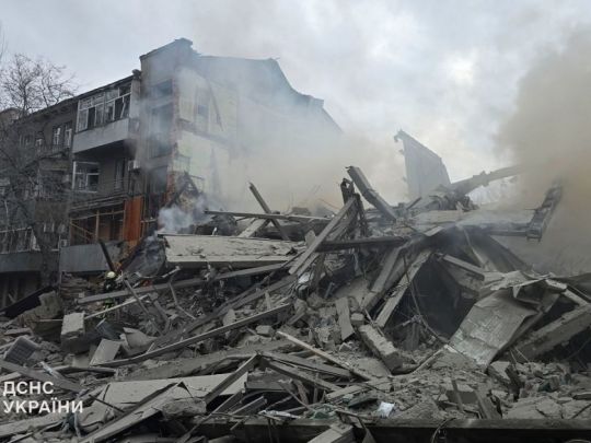 Удар прийшовся по багатоповехрівках у Київському районі Харкова. Фото ДСНС
