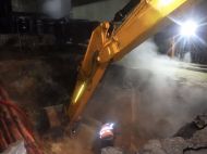 У&nbsp;Києві рятують 16-річну дівчину, яка впала в&nbsp;яму з&nbsp;окропом з&nbsp;вини комунальників (фото)