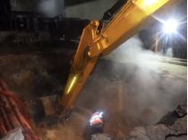 В Киеве девушка упала в яму с кипятком - Фото: Нацполиция