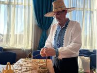 Майстер народних ремесел Володимир Прищепко за роботою