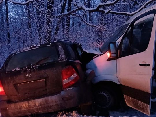 В Харьковской области Kia Sorento столкнулся с автобусом — Фото: Нацполиция Украины