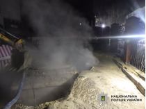 Дівчину, яка впала в яму з окропом у Києві, терміново евакуювали до Німеччини&nbsp;— Фото: Нацполіція України