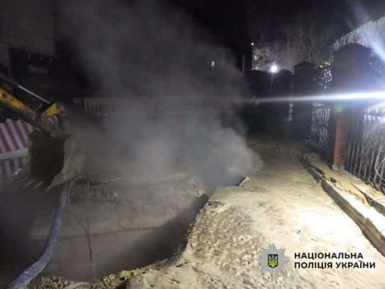 Дівчину, яка впала в яму з окропом у Києві, терміново евакуювали до Німеччини&nbsp;— Фото: Нацполіція України