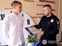 подяку старшокласнику вручає Ігор Дрібний