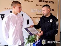 подяку старшокласнику вручає Ігор Дрібний