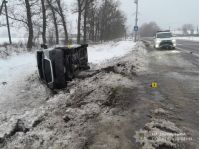 Маршрутка виїхала на узбіччя дороги, фото поліції