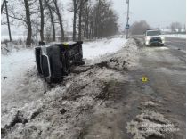 Маршрутка виїхала на узбіччя дороги, фото поліції