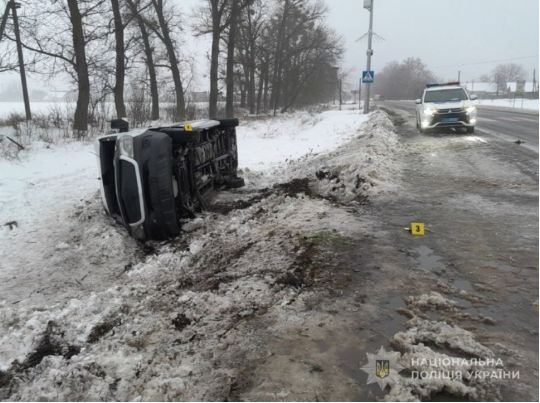 Маршрутка виїхала на узбіччя дороги, фото поліції