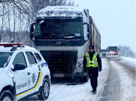 Пробки на дорогах из-за непогоды.
