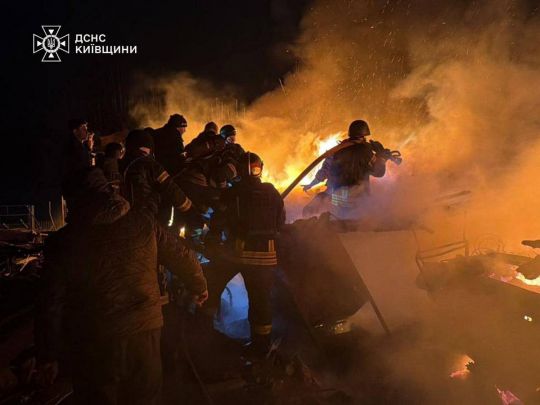 Росіяни завдавали ударів по Україні балістикою, «Шахедами» та крилатими ракетами. Фото ДСНС