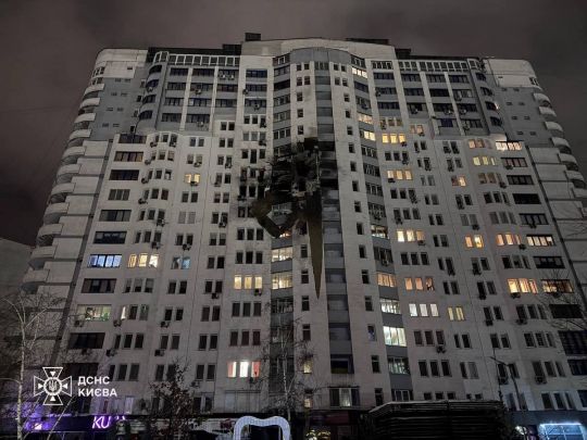 росія вночі била по критичній інфраструктурі та житловим будинкам. Фото ДСНС