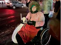 84-летняя нищенка на кресле колесном "Чипса"