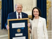 Марія Мачадо подарувала Нобелівську медаль Дональду Трампу&nbsp;— Фото: Facebook The White House