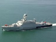 Російський ракетний корабель, тікаючи від українських дронів, протаранив танкер (фото)