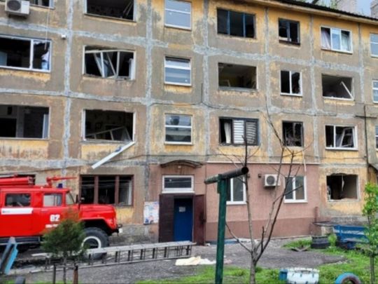 Будинок в Україні з вибитими вікнами
