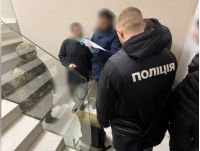 Один з обшуків проводиться у КП у приміщенні Дніпровської міської ради, фото поліції