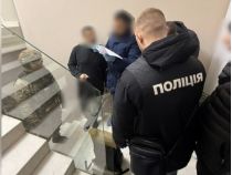 Один з обшуків проводиться у КП у приміщенні Дніпровської міської ради, фото поліції