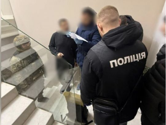 Один из обысков проводится в КП в помещении Днепровского городского совета, фото полиции