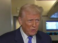 Дональд Трамп на борту літака Air Force One. Скрін відео 