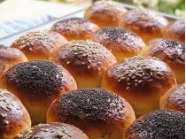 Ванильные булочки с маком и кунжутом. Фото Марины Гармаш