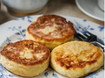 Рецепт сырников с яблоками и корицей — Фото: Евгений Клопотенко